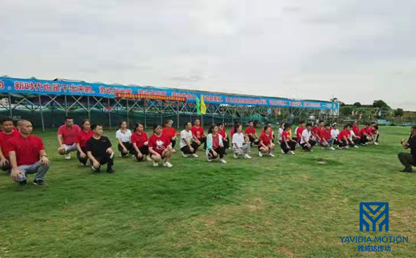 賣上銀導軌的小女孩團建